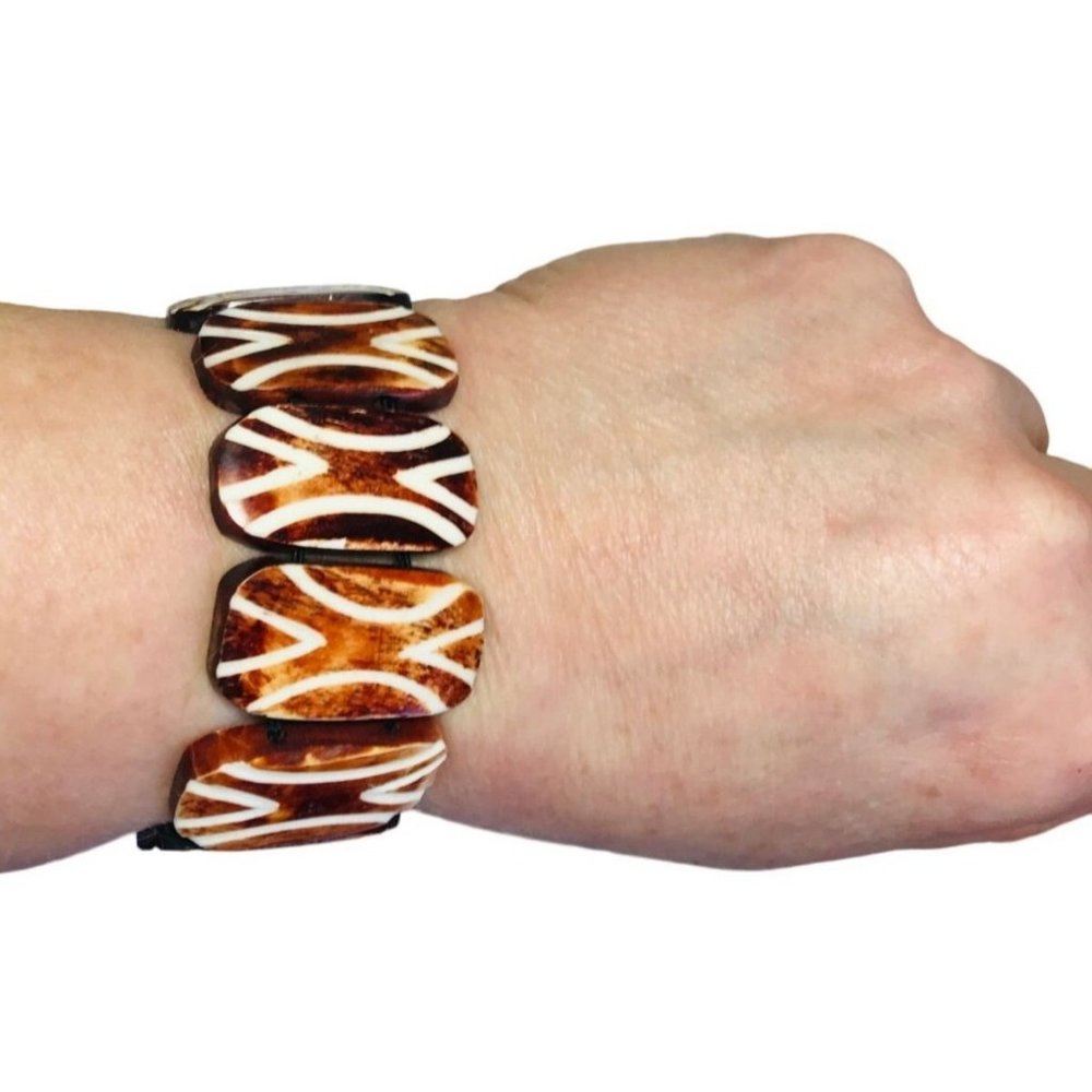 Vintage Brown and White Dyed Carved Bovine Bone Stretch Bracelet Boho Tribal EUC